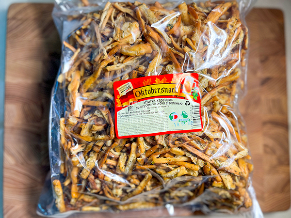 Нитка ЖАРЕНАЯ "Чеснок с зеленью" Oktobersnack 1 кг (сырный продукт) в Грозном